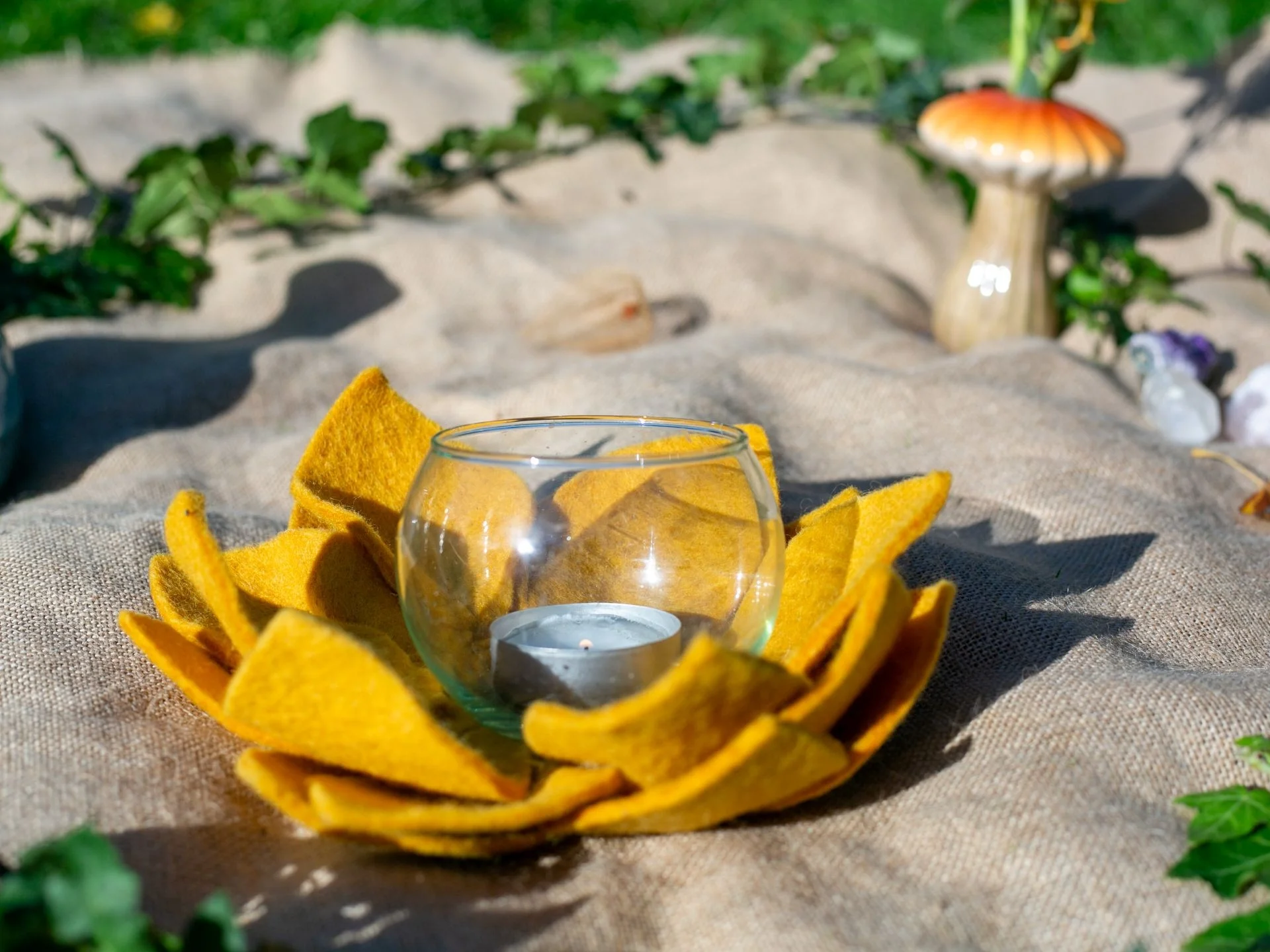 Lotusbloem vilt op jute ondergrond