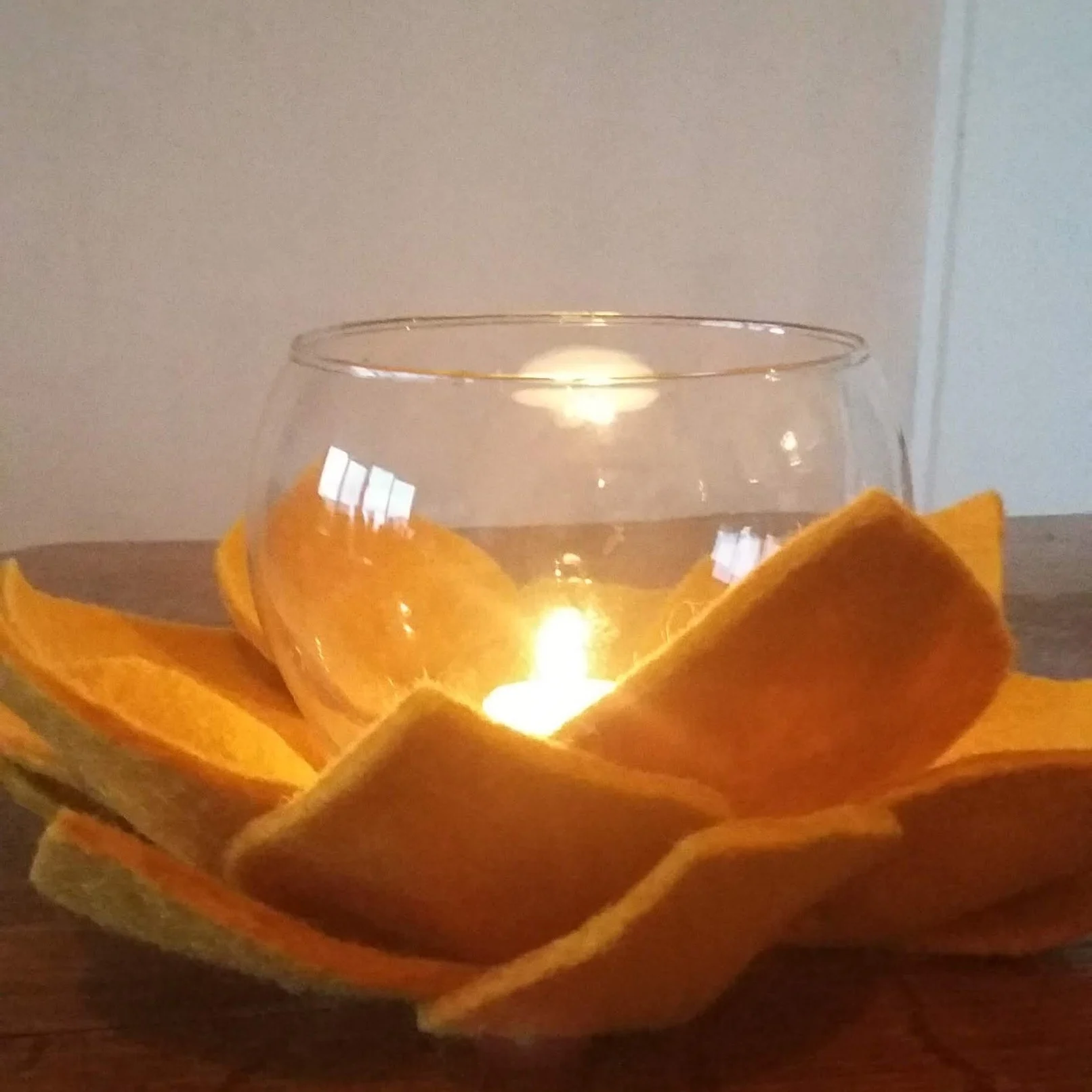 lotusbloem met brandend kaarsje
